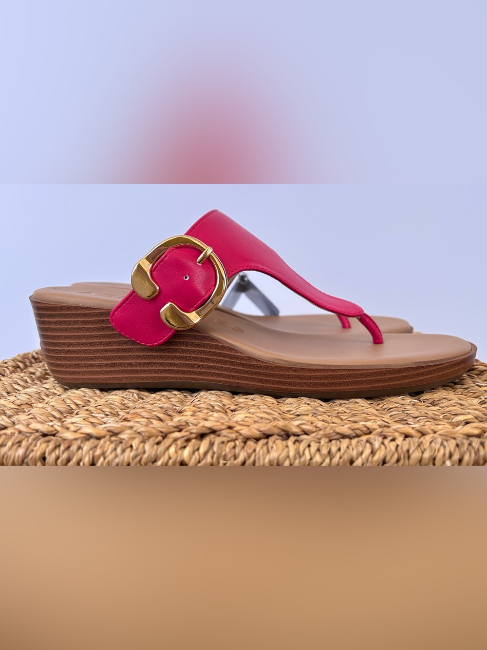 Aerosoles  Women’s Izola Thong Sandal Magenta with Gold Buckle Wedge Heel 8.5